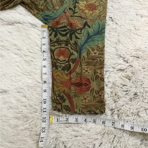 AVENUE blouse Woman’s size 30/32 lettuce edge hem red green embellishment - Picture 8 of 16